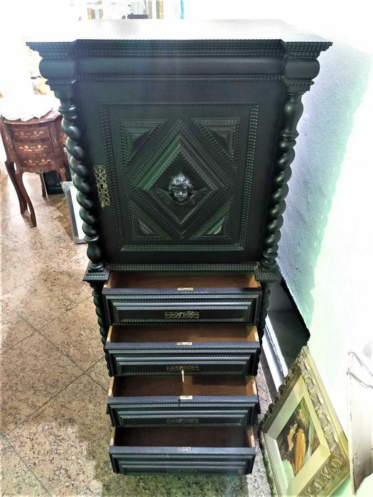 Móvel Torcidos Tremidos Cofre