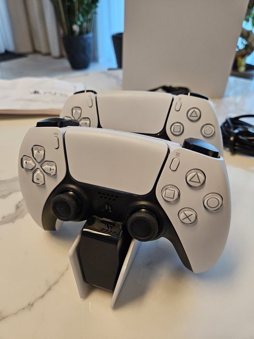 PS5 Slim 1TB Napęd + 2x DualSense + Stacja Ładowania | Gwarancja | Jak Nowa