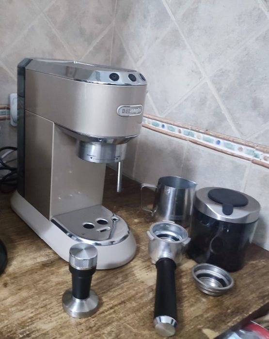 Máquina de Café Manual DELONGHI Dedica Arte EC885.BG com acessório