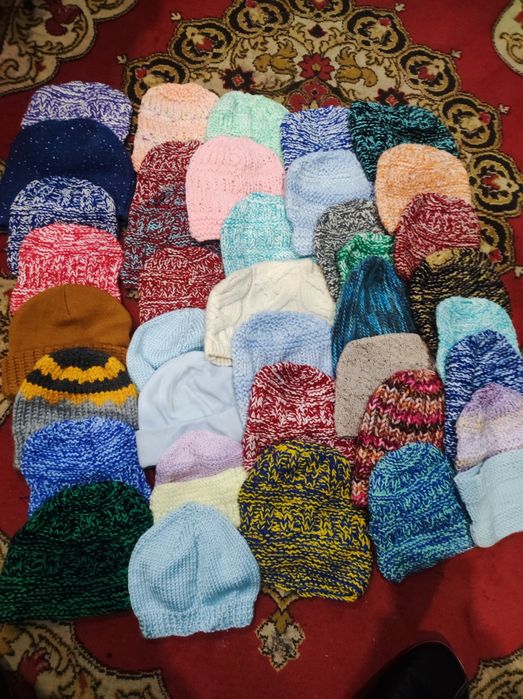 Вязаные шапки новые.