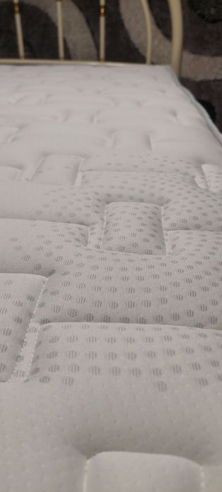 2 camas  de solteiro + colchŏes +uma  mesinha