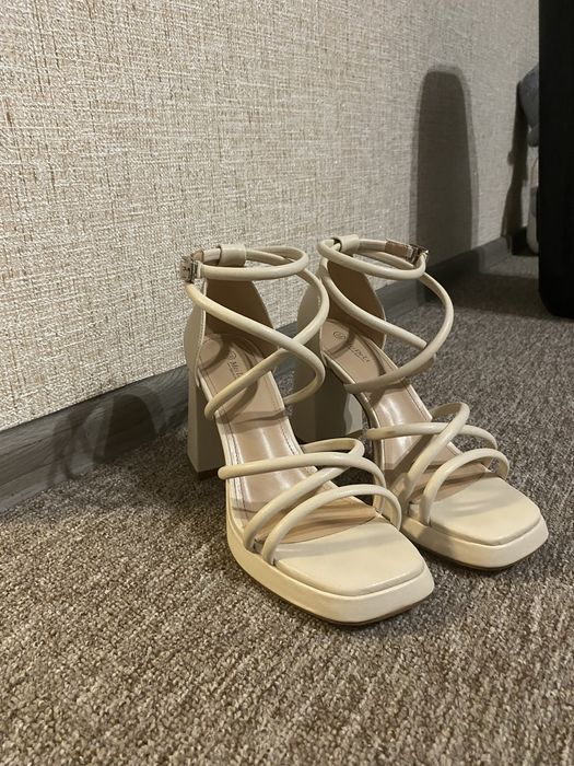 Жіноче взуття на підборах