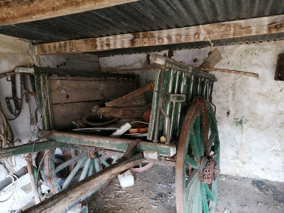 Carroça de madeira, em bom estado