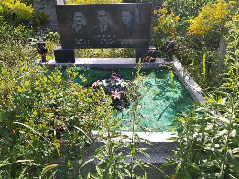 Прибирання могилок та догляд в Чернівцях.