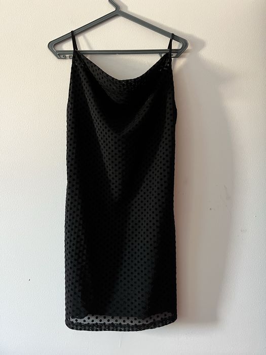 Vestido preto justo com bolinhas em veludo , forrado tam M