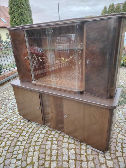 Stary kredens, fornirowany