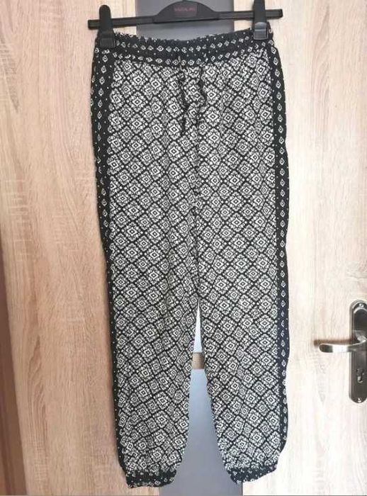 Zwiewne letnie spodnie we wzorki, na gumce rozmiar S