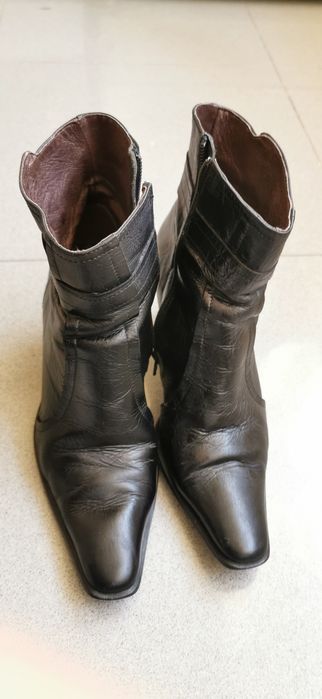 Botins pretos em pele