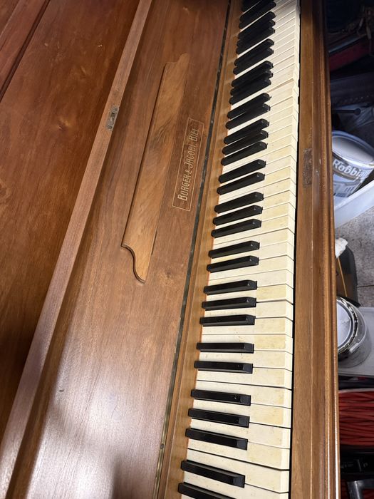 Vendo piano de madeira