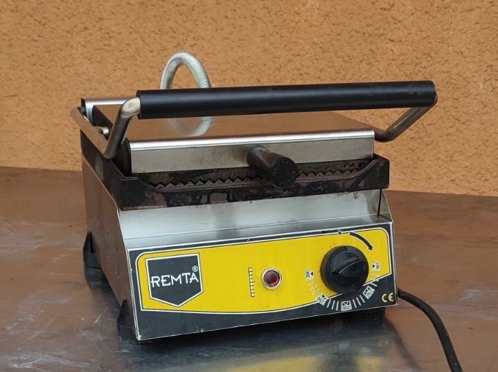 Гриль контактний (притискний) REMTA R71