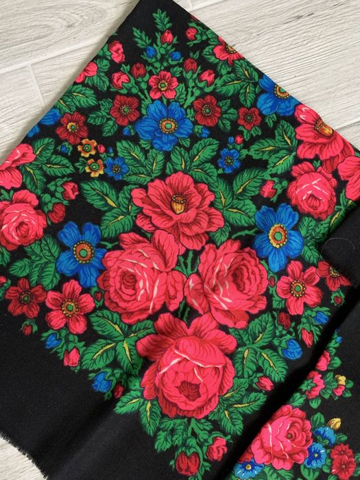 Українська шерстяна хустка, чорна, червона