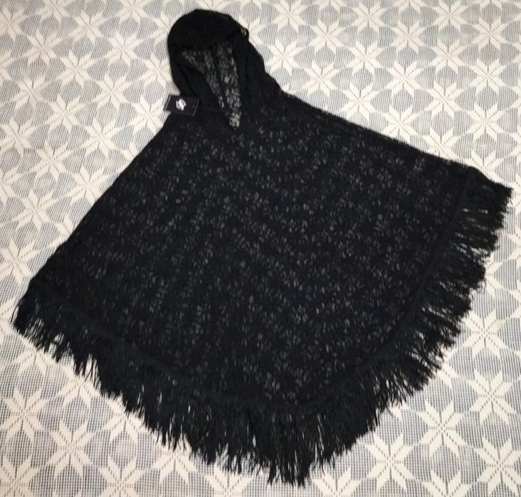 Poncho Preto em Renda