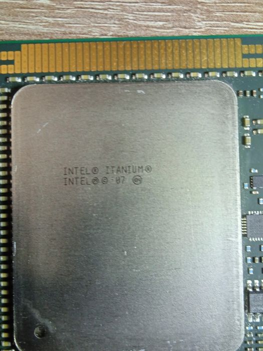 Процессор ITANIUM большой, серверный, красивый в коллекцию