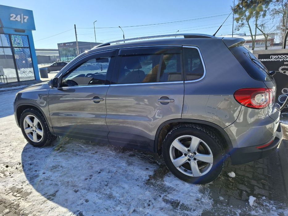 Volkswagen Tiguan 2010 автомат бензин 2.0
