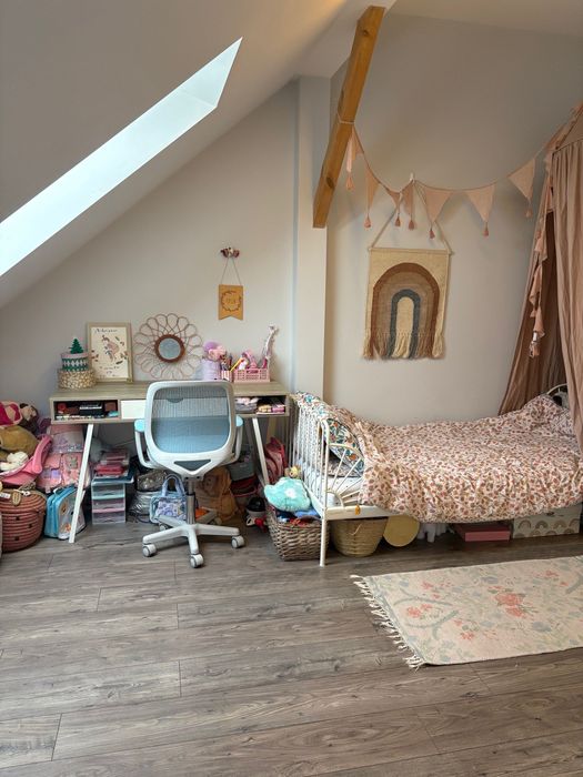 Dom z tarasem, piwnicą oraz budynkiem gospodarczym