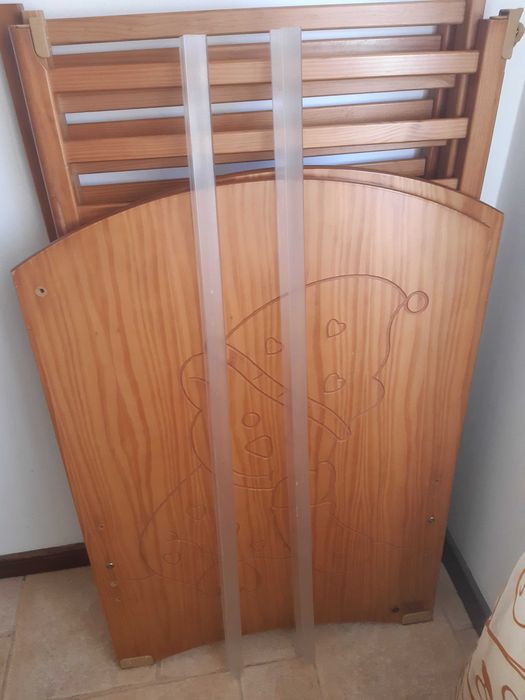 Cama bébé em madeira maciça da Pueri com estrado regulável em altura