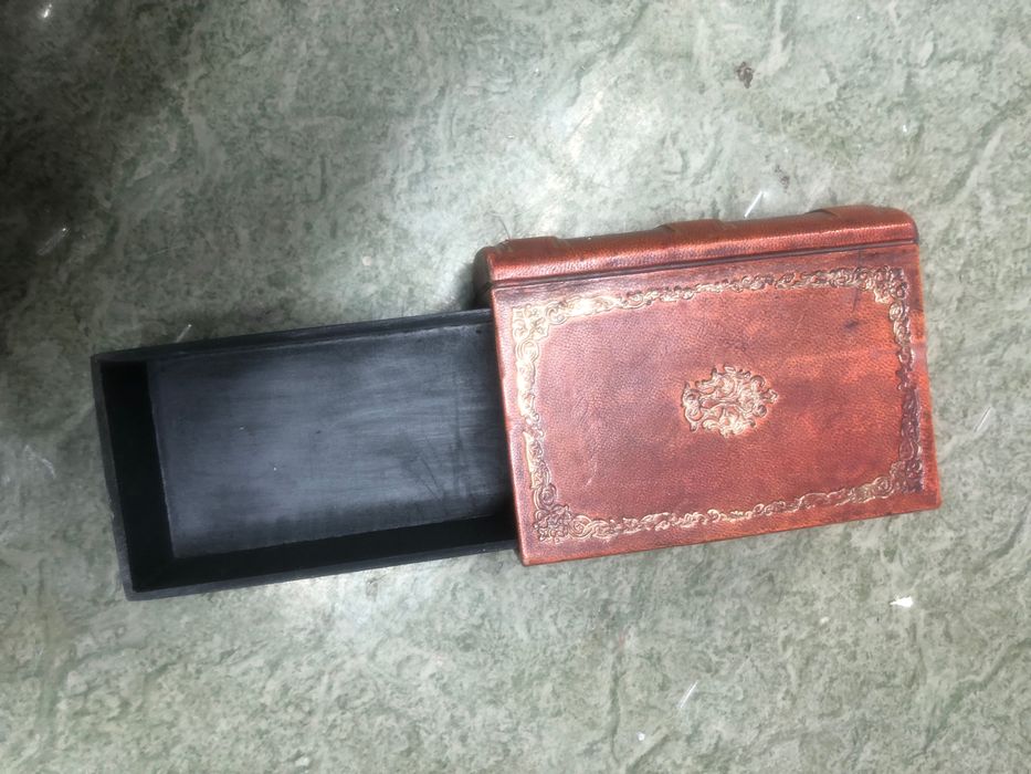 Шкатулка деревʼяна у вигляді книги