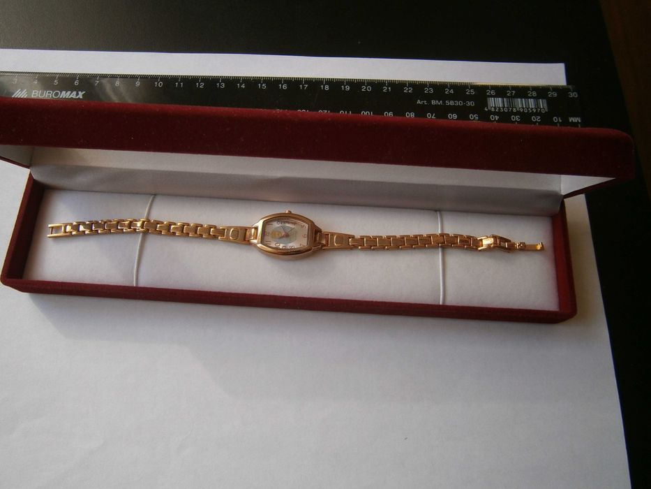 Женские влагозащитные кварцевые наручные часы  «Спутник»