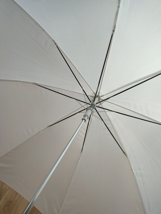 Biały parasol ślubny