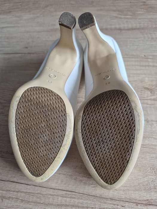Sapatos brancos n.39 Tamaris
