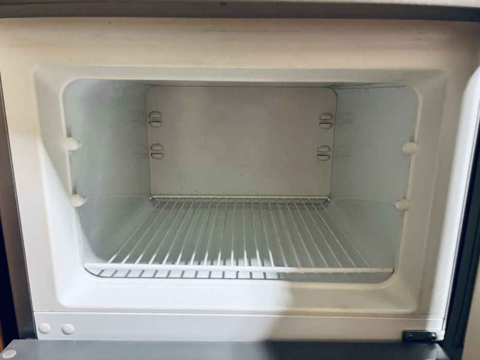 Lodówka Electrolux – używana, srebrna