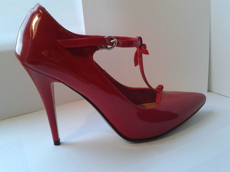 Czerwone czółenka damskie