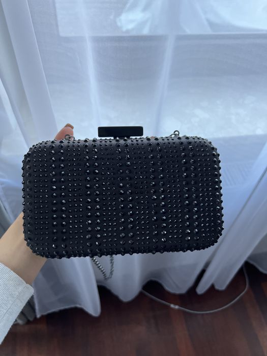 Czarna torebka kopertówka z cyrkoniami na wesele