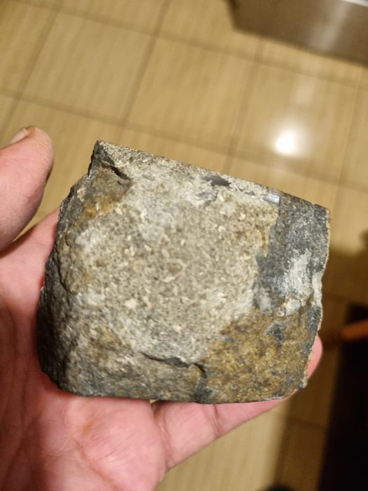 Witam sprzedam meteoryt typu żelaznego  meteoryt w bardzo dobrym stanie nie pęknięty  Waga  3250 gram  cena do dogadania się.
