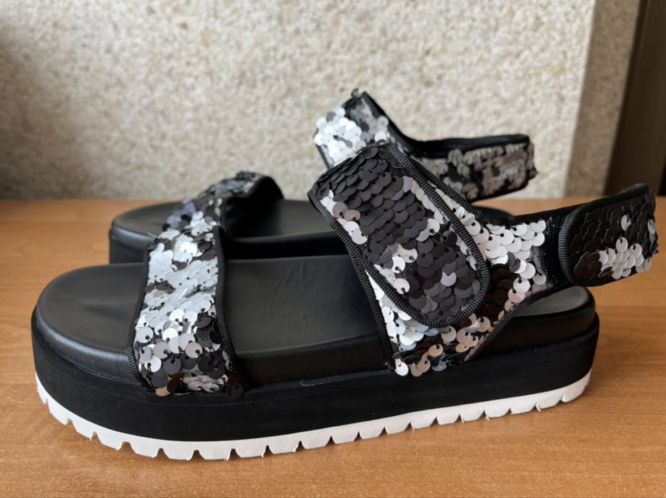 Сандалі чорні шкіряні з паєтками