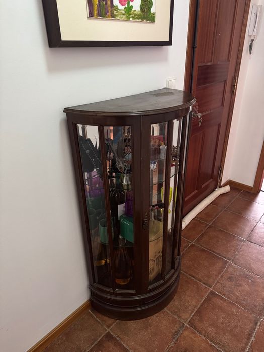 Móvel em madeira e vidro