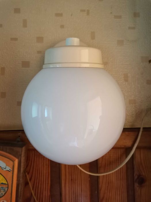 kinkiet z białym okrągłym kloszem