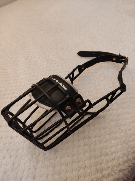 Duży metalowy kaganiec