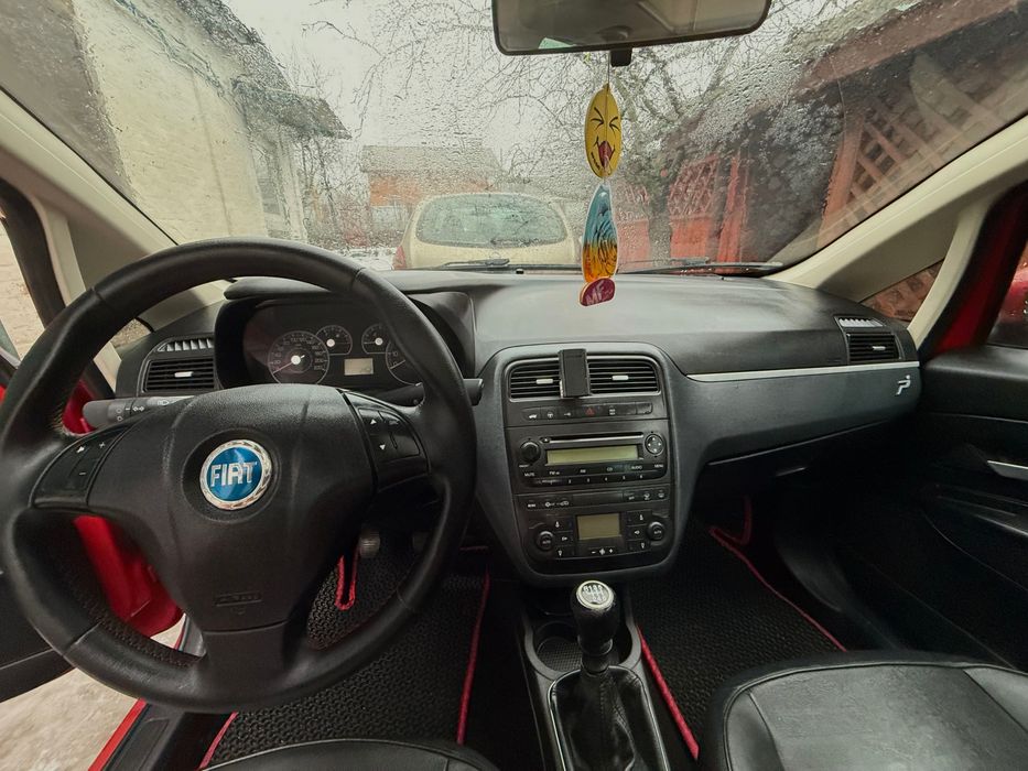 Машина Fiat Punto