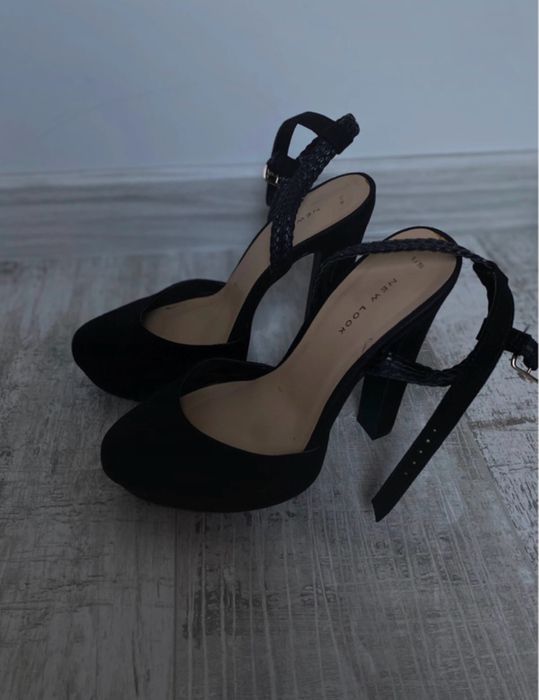 czarne buty na obcasie