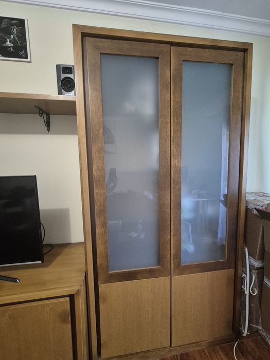 Estante de sala em carvalho.