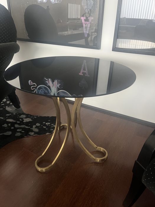 Mesa de apoio em vidro e pés dourados