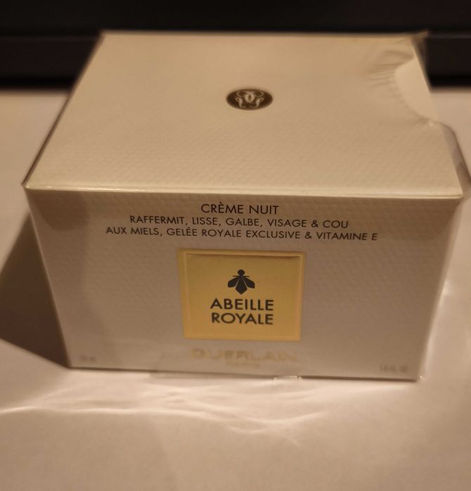Uma marca premium para cuidar do seu rosto. Creme dia e noite.