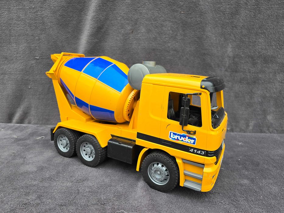 BRUDER Mercedes Betoiarka stara