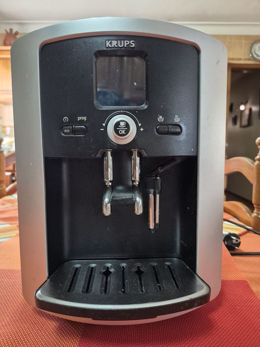 Maquina cafe krups com moinho imbutido praticamente nova