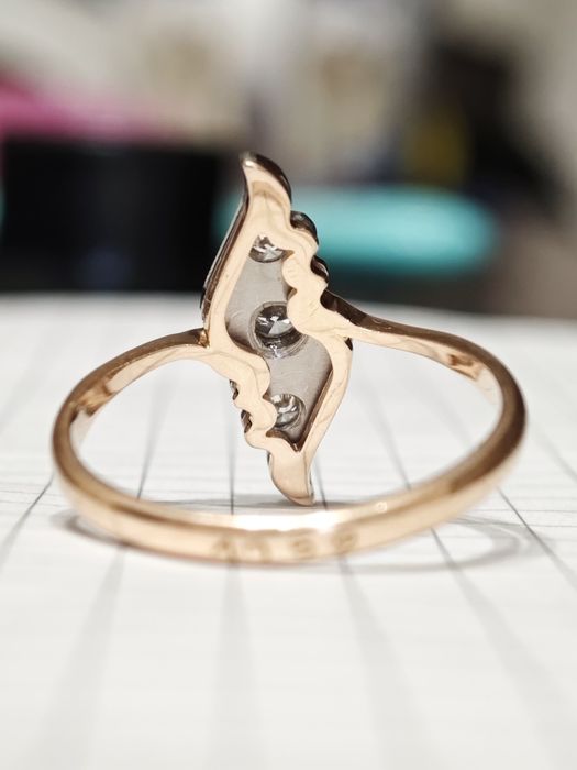 Золота каблучка, з діамантами 0.32ct, 585 проба.