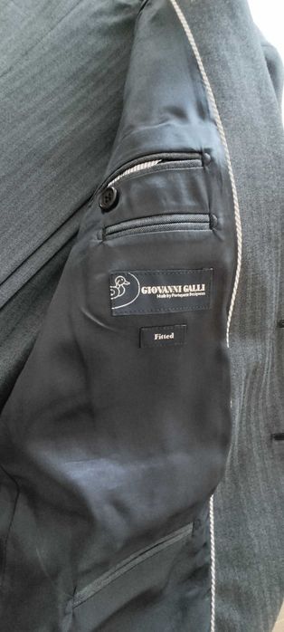 Fato azul de marca Giovanni Galli
