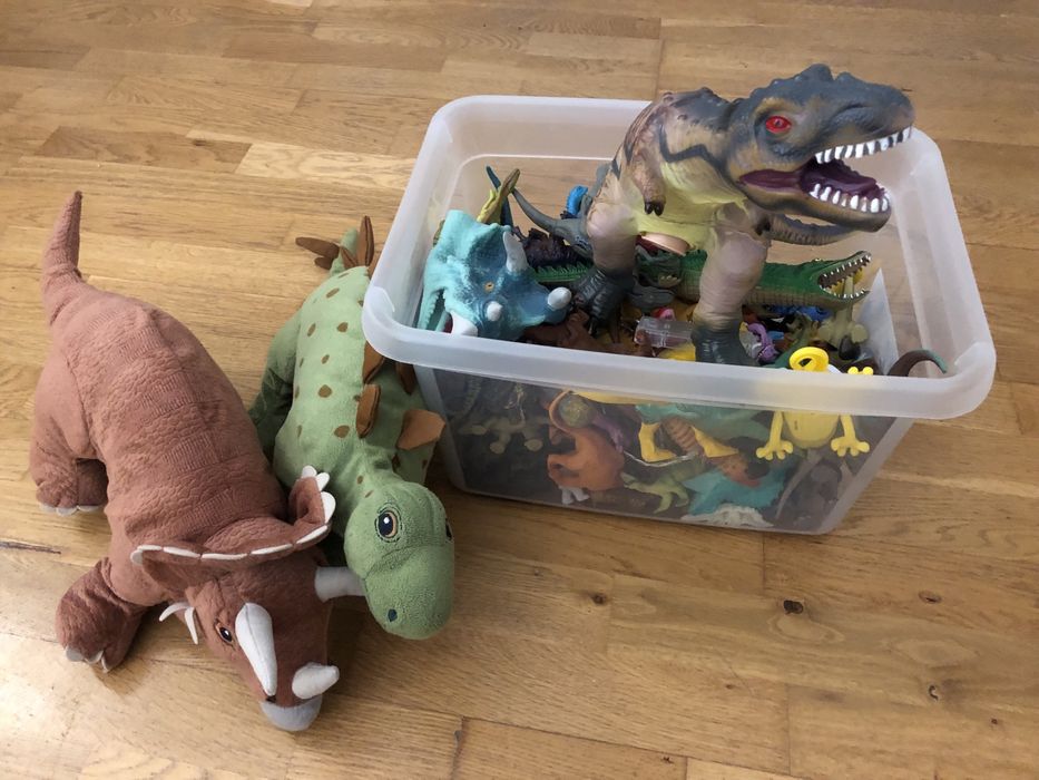 Zestaw zabawek dinozaurów