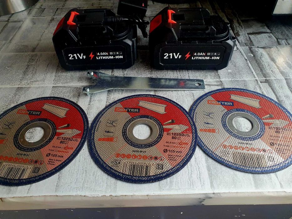 Rebarbadora com 2 baterias e 3 discos Novos.