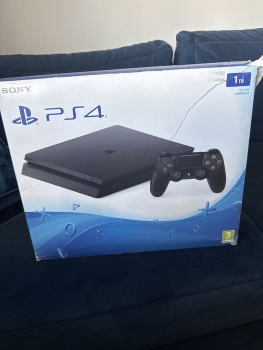 PS4 1TB z dwoma padami.