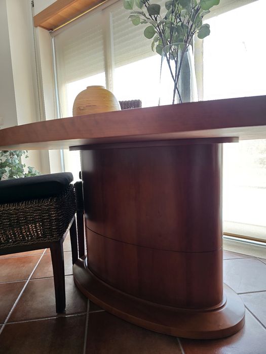 Mesa oval de jantar de madeira maciça Nogueira  (não extensível) e 4 cadeiras rattan resistente.