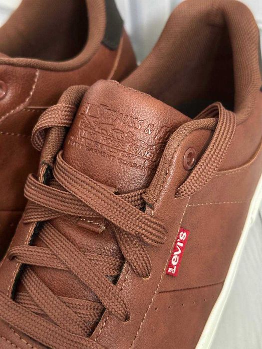 Чоловічі коричневі шкіряні кеди Levis