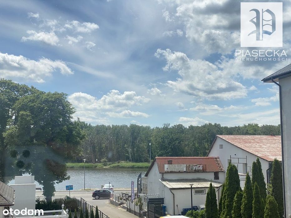 Dom nad morzem blisko przystani z Mariną