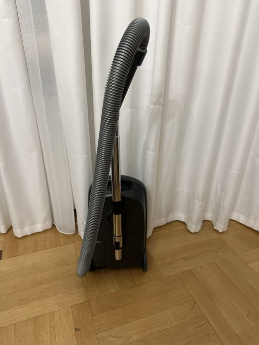DeLonghi Compacto XTC 14 E пилосос - робочій