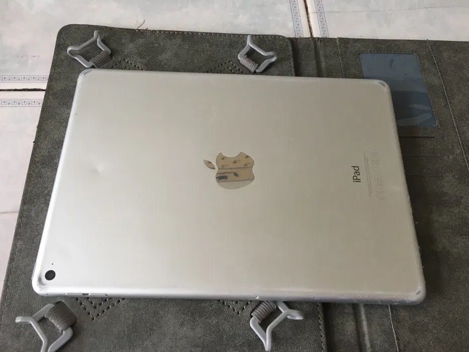 iPad Air 2 da marca Apple com a bateria inchada