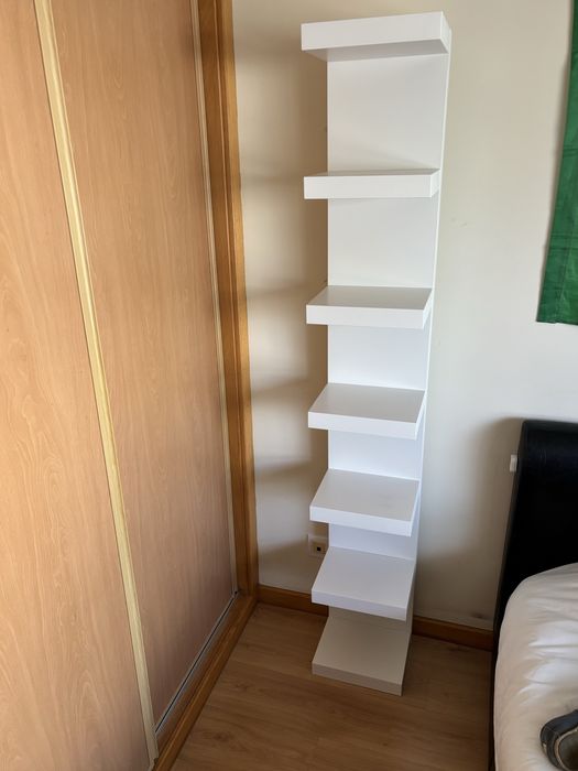 Estante/mesa de cabeceira